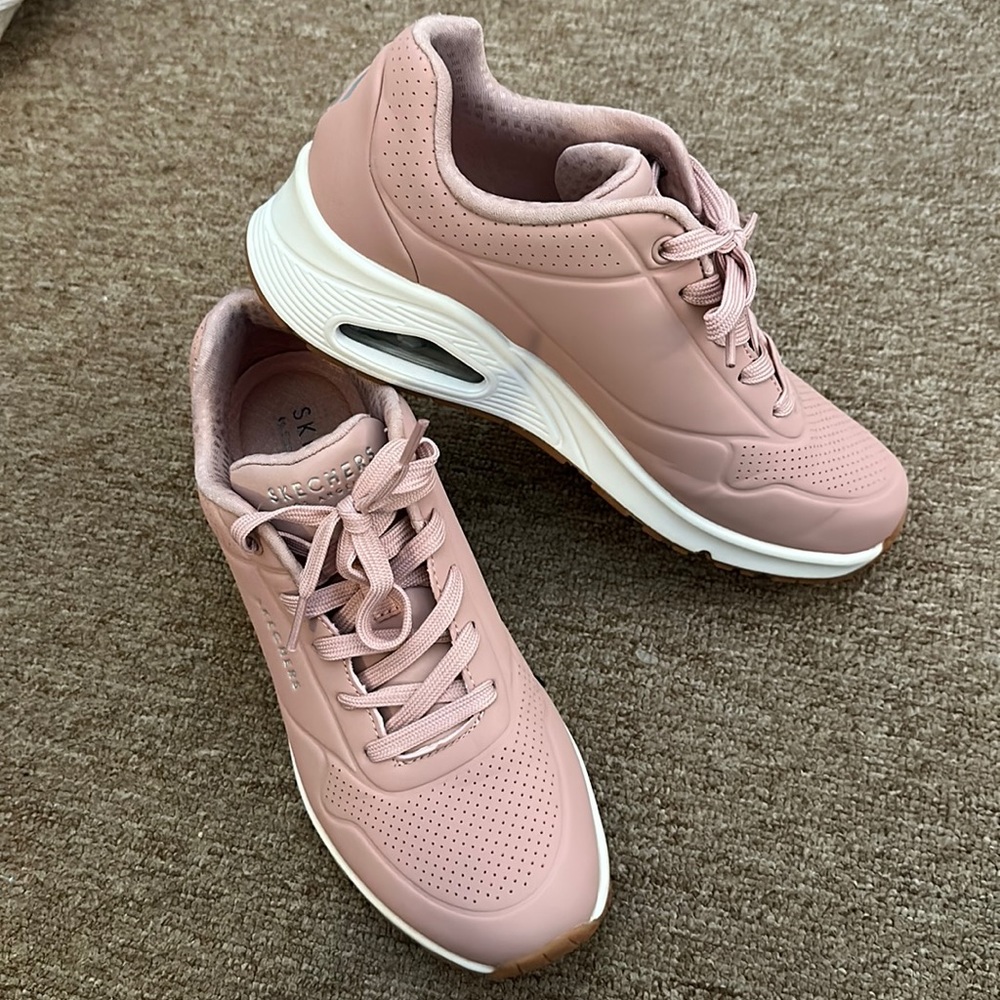 Skechers Uno - Stand on Air Sneakers in Blush Pink. Size 8.5